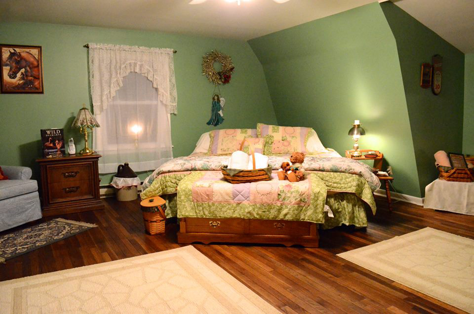 upstairs greenroom bed3